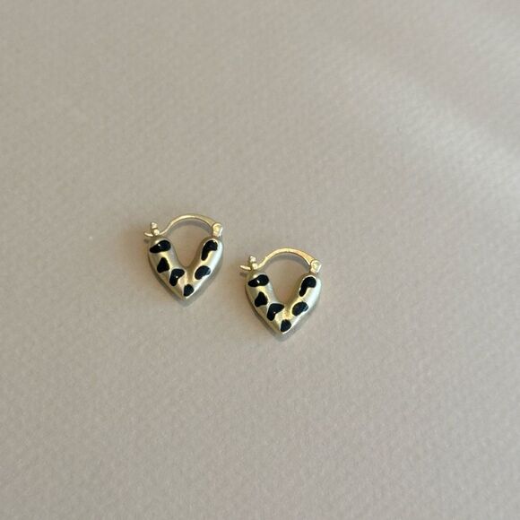 Gold and Black Heart Earrings M1253 - Picture 3 of 5
